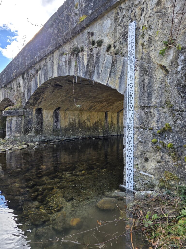 Echelle limnimétrique sur le pont de la Neste à Aventignan